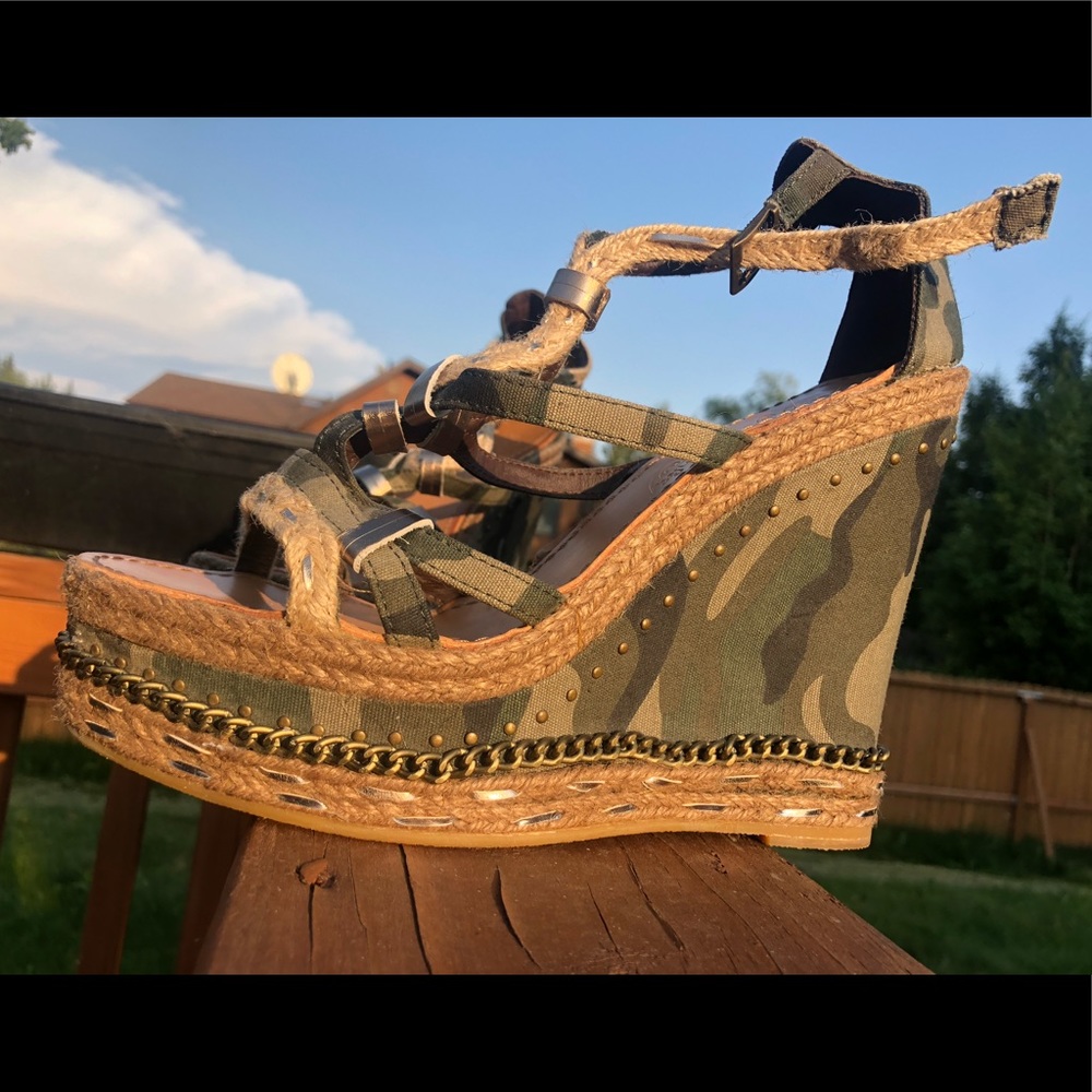 Camo wedges